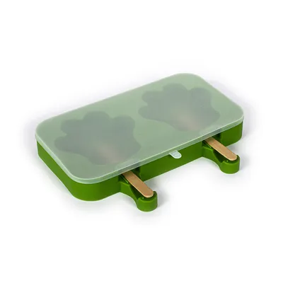 Zöld szilikon forma két mancslenyomattal és átlátszó fedéllel, fa pálcikákkal házi kutyafagyihoz.