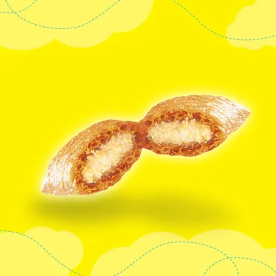 Närbild av ett snack med krispigt skal och krämig fyllning, gul bakgrund.