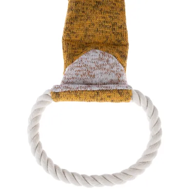 Igrača iz rumene tkanine z belim vrvnim obročem, primerna za vlečne in metne igre.