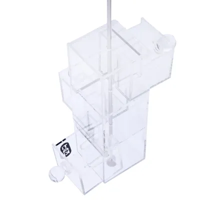 Boîte transparente en plastique avec plusieurs compartiments et ventouses, tige métallique au centre, logo H-K sur un côté visible.