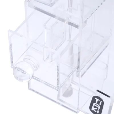 Tiroir transparent en plastique avec poignée ronde, étiquette visible Tiaki sur le côté inférieur droit.