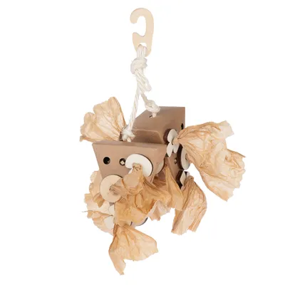 Jouet suspendu en carton et papier, forme cubique avec trous et disques en bois, accroché par une corde blanche à un crochet beige. Aucun texte ou marque visible.