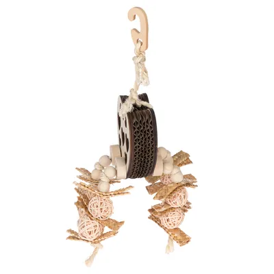 Jouet suspendu en bois, carton et corde avec crochet, perles en bois et boules tressées, éléments naturels visibles, sans marque apparente.