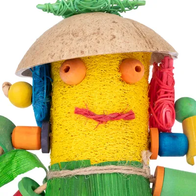 Színes játék természetes anyagokból, például fából, raffiából és kókuszdióból. Sárga test piros, kék és zöld díszítéssel. Madaraknak vagy kisállatoknak alkalmas.