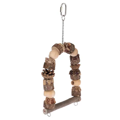 Perchoir suspendu en bois naturel avec morceaux de bois, pommes de pin et perles, chaîne métallique et mousqueton pour fixation.