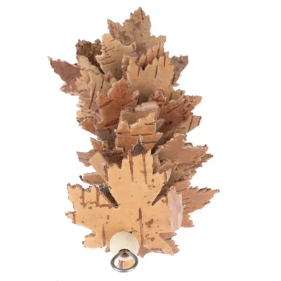Jouet suspendu composé de feuilles en bois découpées, assemblées sur une tige avec un anneau métallique pour accrocher. Matériau visible : bois, métal.