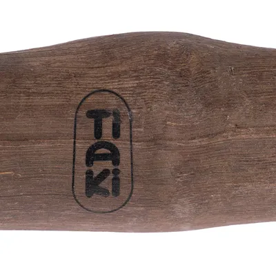 TIKI-Logo auf einem braunen Holzstück.