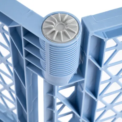 Prim-plan al unei grile din plastic albastru cu mecanism rotativ gri, potrivită pentru conectare sau ajustare modulară.