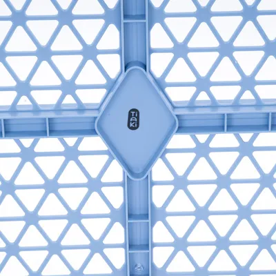 Tiaki grilaj din plastic cu design geometric și logo central, potrivit pentru descrierea produsului sau explicarea funcției.