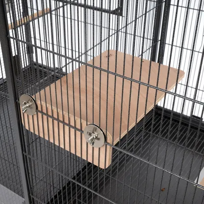 Plateforme en bois fixée par deux vis métalliques à l'intérieur d'une cage en métal noir, fond de cage visible en plastique gris foncé.