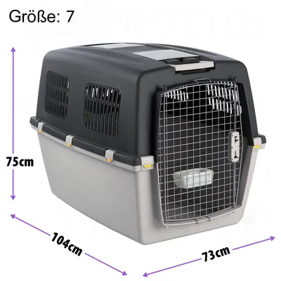 Transportkasse størrelse 7 med målene: højde 75 cm, bredde 73 cm, længde 104 cm. Sort låg, grå bund og gitterdør.