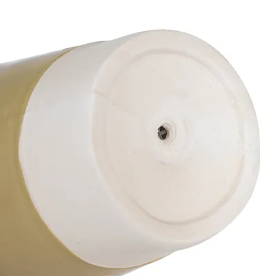 Zbliżenie na białe plastikowe otwarcie produktu, prawdopodobnie tubki lub butelki.