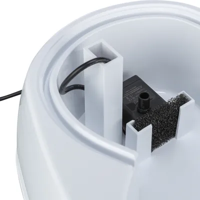 Detailansicht eines Wasserfilters mit Pumpe und schwarzem Filtereinsatz in einem weißen Behälter.