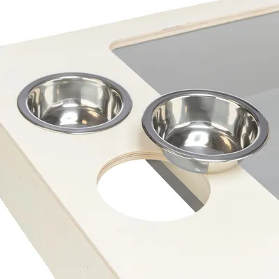 Futterstation aus Holz mit zwei Edelstahl-Näpfen, eingelassen in eine erhöhte Halterung.