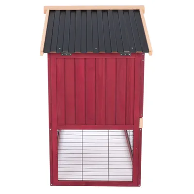 Rotes Holzgehege mit schwarzem Dach und Metall-Gitterwänden, geeignet für den Aussenbereich.