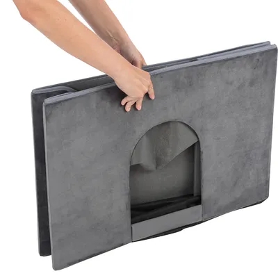 Zusammenklappbare graue Hundehöhle mit Griffen, zeigt einfache Handhabung und Transportmöglichkeit.