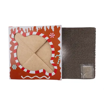 Katzenspielzeug aus Wellpappe mit weihnachtlichem Design und enthaltenem Beutel Katzenminze.