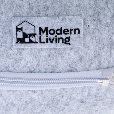 Modern Living. Logótipo da marca em feltro cinzento com fecho de correr visível.