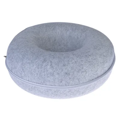 Almofada de feltro cinzenta, redonda, com fecho de correr, em forma de donut.