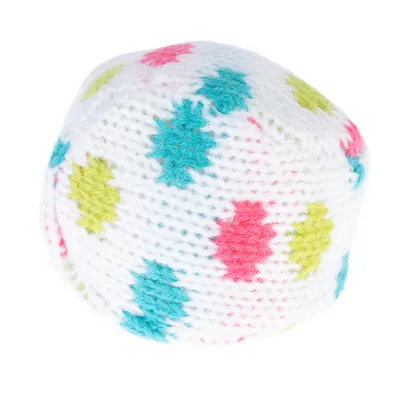 Pelota tejida de tela blanca con patrones de colores azul, verde y rojo. Adecuada como juguete.