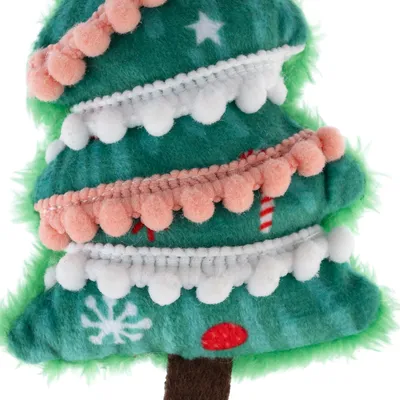 Jouet en forme de sapin de Noël en tissu vert avec décorations blanches et roses, motifs flocon, étoile et sucre d’orge visibles. Tronc marron en tissu.