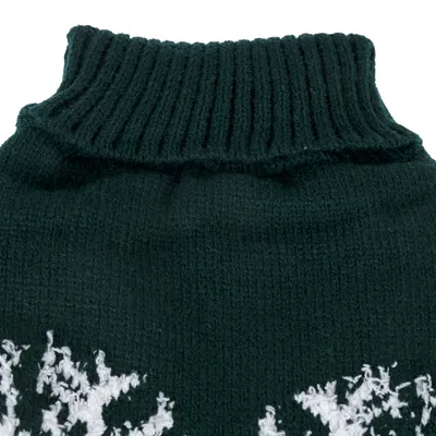 Dunkelgrüner Strickpullover mit geripptem Kragen und weissem Schneeflockenmuster.
