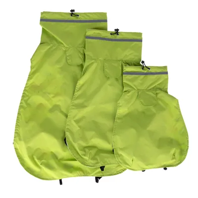 Trois manteaux pour chien verts en tissu, tailles différentes, bande réfléchissante et cordon de serrage visibles sur chaque manteau.