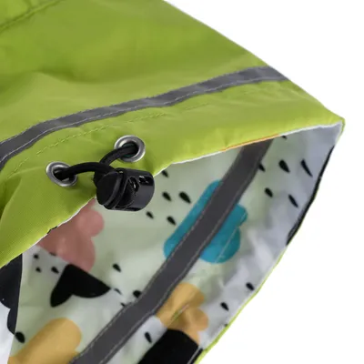 Capuche en tissu vert avec cordon de serrage noir, œillets métalliques et doublure intérieure à motifs colorés. Bande réfléchissante visible sur le bord.