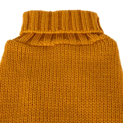 Nahaufnahme eines gestrickten, senfgelben Rollkragens aus Wolle.