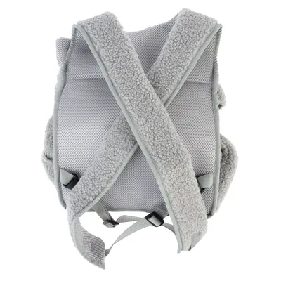 Vue arrière d'un sac à dos gris avec bretelles croisées rembourrées en tissu peluche et maille, sangles ajustables visibles en bas.