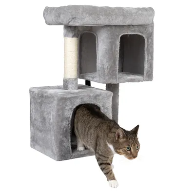 Rascador gris de dos niveles con cuevas y poste rascador de sisal. Gato saliendo de la cueva inferior.