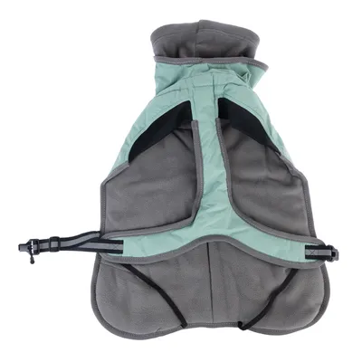 Manteau pour chien vu de l’intérieur, doublure polaire grise, extérieur vert clair, sangles réglables et fermetures visibles, ouvertures pour les pattes avant.