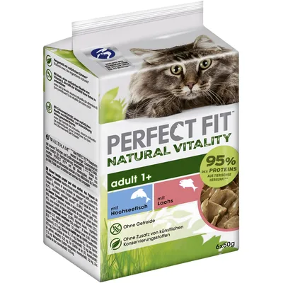 PERFECT FIT Natural Vitality adult 1+, 95 % des protéines d’origine animale, mit Hochseefisch, mit Lachs, sans céréales, sans conservateurs artificiels, 6 x 50 g. Chat sur l’emballage.