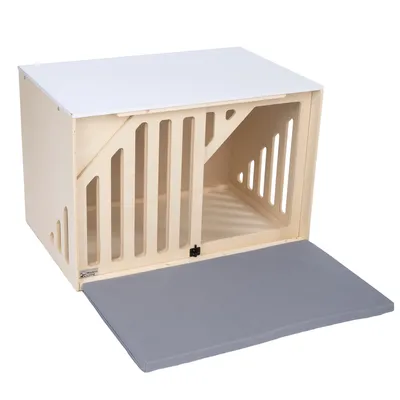 Holz-Hundebox mit Lüftungsschlitzen, weisser Deckel und graue herausnehmbare Matte. Verschluss an der Tür sichtbar.