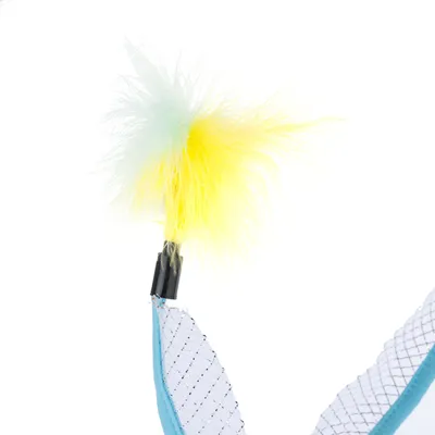 Speelgoed met gele en blauwe veren en blauw-wit stoffen lint, geschikt voor interactief spelen.