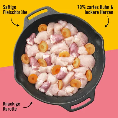 Tigaie cu 70% carne fragedă de pui și inimi delicioase, morcovi crocanți și supă de carne suculentă. Ingrediente evidențiate pe fundal galben și roz.