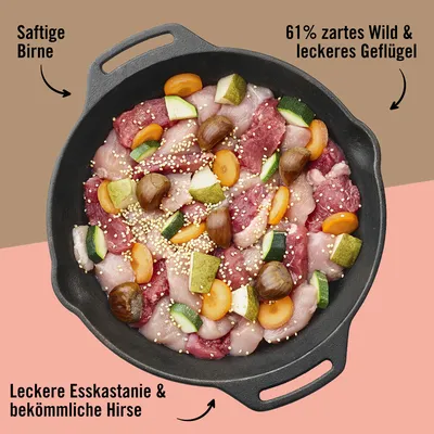 Pfanne mit Zutaten: saftige Birne, Esskastanie, bekömmliche Hirse, Zucchini, Karotten und 61% zartes Wild & leckeres Geflügel.
