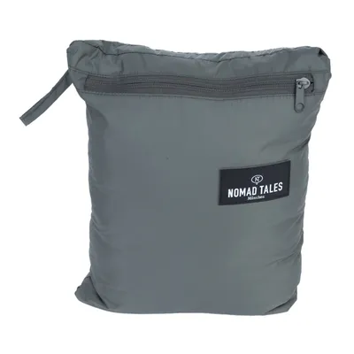 Graue Tasche mit Reissverschluss und Logo 'Nomad Tales München'.