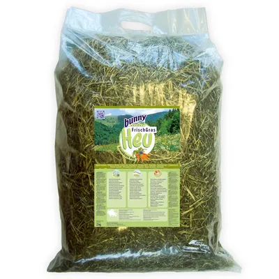 Sac de foin Bunny FrischGras Heu, 2 kg, étiquette avec texte en allemand et anglais, illustration de prairie, emballage plastique transparent montrant le contenu.