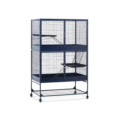 Grande cage métallique à roulettes avec deux niveaux, trois plateformes noires et rampes d’accès, portes grillagées à l’avant, structure bleue. Aucun animal ni accessoire visible.