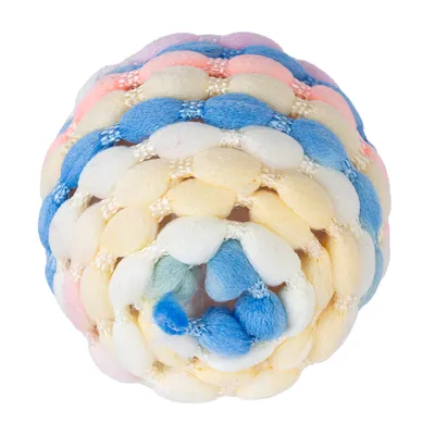 Pelota de tela con diseño trenzado en azul, rosa y beige.