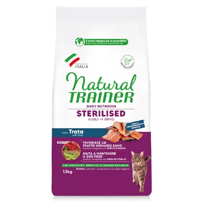 Sac Natural Trainer Sterilised Adult >1 an, truite, 1,5 kg. Texte visible : favorise un tractus urinaire sain, aide à maintenir le poids, ingrédients d’origine naturelle. Chat illustré.