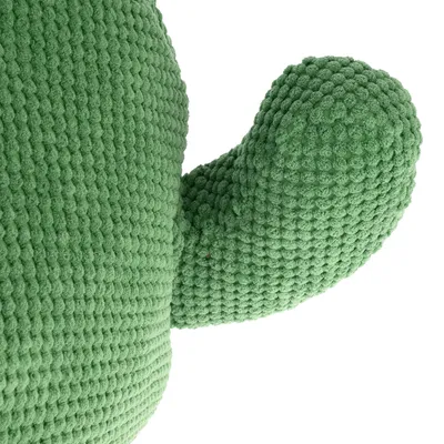 Giocattolo verde lavorato a maglia a forma di cactus con superficie strutturata.