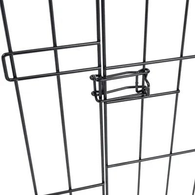 Detailansicht eines schwarzen Metallverschlusses an einem Gitterkäfig, zeigt die Schliessmechanik.