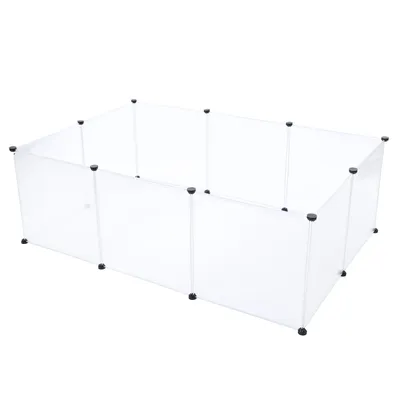 Gehege aus transparenten Plexiglaswänden mit schwarzen Verbindungselementen, rechteckige Form.