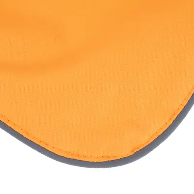 Gros plan sur un tissu orange avec bord gris, couture visible. Matière textile uniquement, aucun logo ou texte apparent.