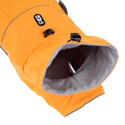 Vue rapprochée d’un manteau pour chien orange avec doublure grise, cordons de serrage noirs et étiquette visible portant la marque 'Foxy'.