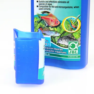 JBL środek do zwalczania glonów do akwariów słodkowodnych, kompatybilny z rybami i mikroorganizmami. Dołączony miarka ze skalą do 60 ml.
