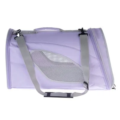 Transportadora de tecido lilás com alça cinzenta ajustável e painel lateral em rede para ventilação visível.