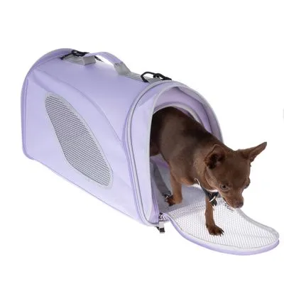 Transportadora de tecido lavanda com rede lateral e porta aberta, cão pequeno castanho a sair do interior.